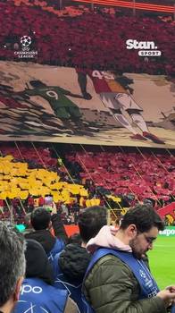 魔鬼主场🔥！实拍：加拉塔萨雷球迷展示奥斯梅恩巨型TIFO